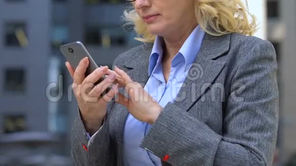 商界女性为在手机股票交易应用上成功的网上投注而欣喜视频的预览图