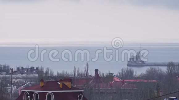 大码头和飞翔的海鸥视频的预览图