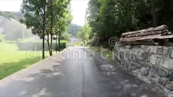穿过鲁勒村的柏树路蒙乔维特视频的预览图