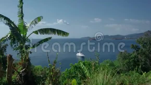 在普吉的热带KataNoi海滩附近的海上豪华船的空中无人机景观视频的预览图