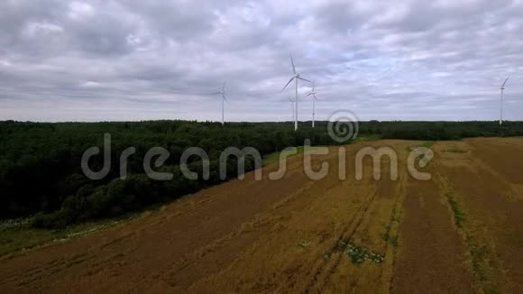 森林背景下旋转叶片风车的空中摄影视频的预览图