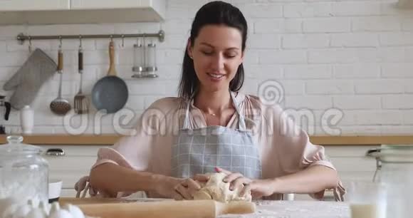 快乐的年轻女子在家里做面团糕点视频的预览图