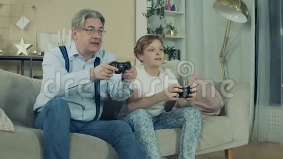 爷爷和孙子玩电子游戏视频的预览图