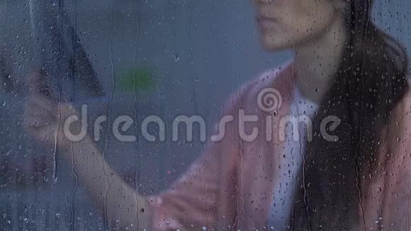 无助的女性在雨窗附近看肺x光患有肺结核视频的预览图