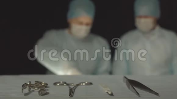 两名外科医生在手术室用医疗器械做手术背景是视频的预览图