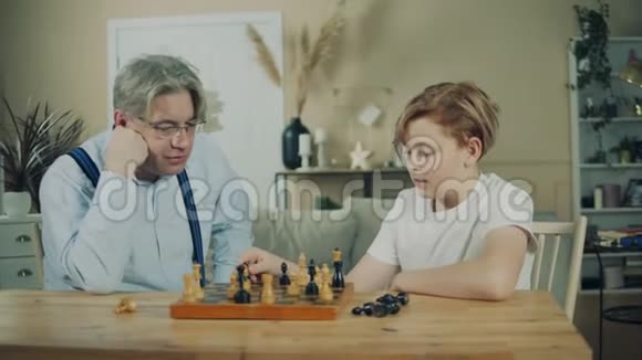 爷爷和孙子下棋视频的预览图