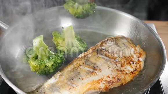 厨师在烹饪蔬菜草药现代厨房的西兰花烤架上的蔬菜煤气视频的预览图