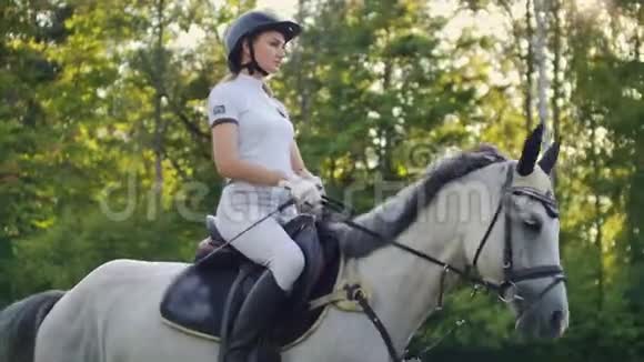 骑马从马女慢动作视频的预览图