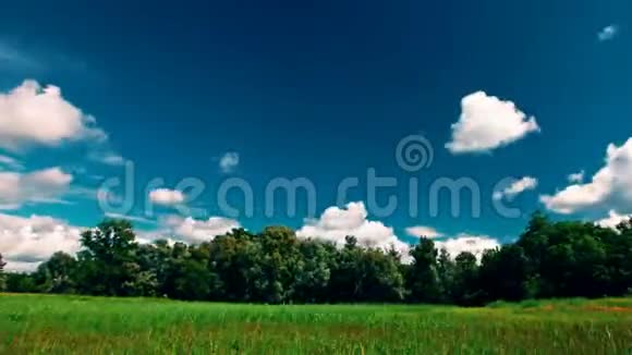 绿色的田野和多云的天空4K全高清4096x2304视频的预览图