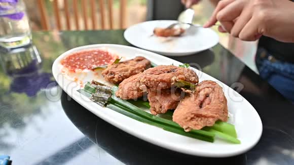 脆脆的炸鸡食谱烹饪小吃和入口食品视频的预览图