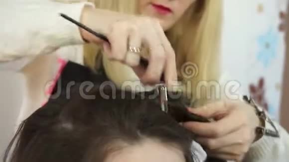 发型师从模特身上挑选一束头发视频的预览图