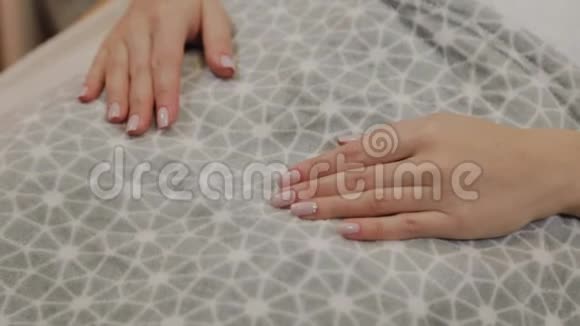 一个年轻女人在毯子上的手视频的预览图