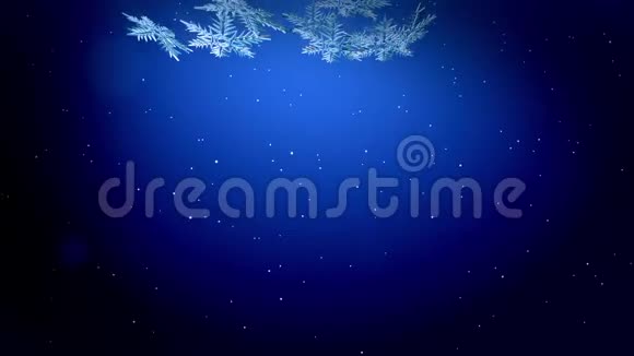 装饰的3d雪花在蓝色背景下在夜间缓慢地漂浮在空气中作为圣诞动画使用新年视频的预览图