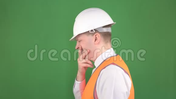 穿着白色头盔和信号背心的白种人男性首领在工作场所压力和紧张后抱着他的头视频的预览图