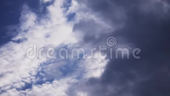 巨大的雷云在天空中飞翔视频的预览图