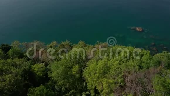 绿松石海表面的空中俯视水中有石头和岩石视频的预览图