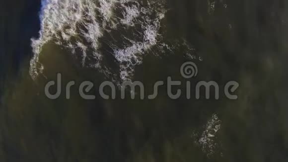 近距离拍打海浪Murlough海滩co下来视频的预览图