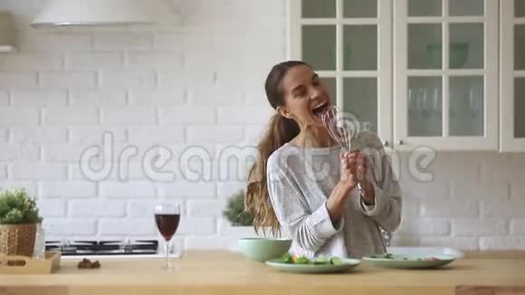 快乐的女人在家唱歌在家跳舞视频的预览图