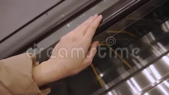 一个女人在坐自动扶梯视频的预览图