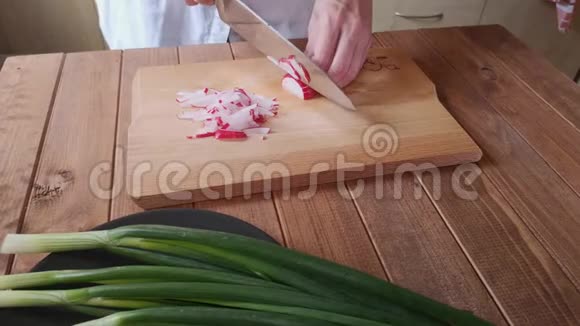 一个厨师在砧板上切萝卜片特写剁萝卜片准备食物视频的预览图