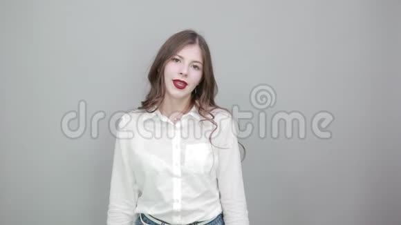 漂亮的年轻女士穿着白色衬衫对着镜头竖起大拇指视频的预览图
