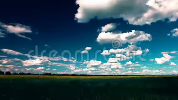 绿色的田野和多云的天空4K全高清4096x2304视频的预览图