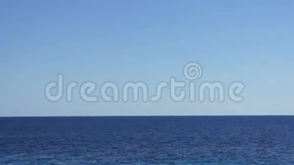 碧蓝大海中的天际线视频的预览图