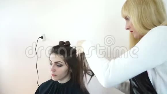 理发师选择一缕头发视频的预览图