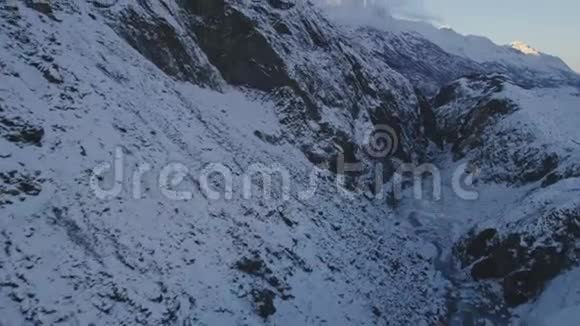 阿拉斯加冬季峡谷和河流上空飞行视频的预览图
