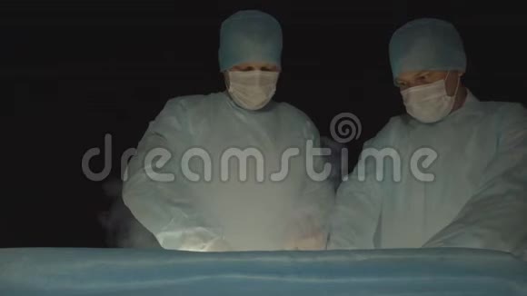 两位Hiroge的外科医生使用液氮冷冻治疗来切除恶性肿瘤肿瘤现代方法视频的预览图