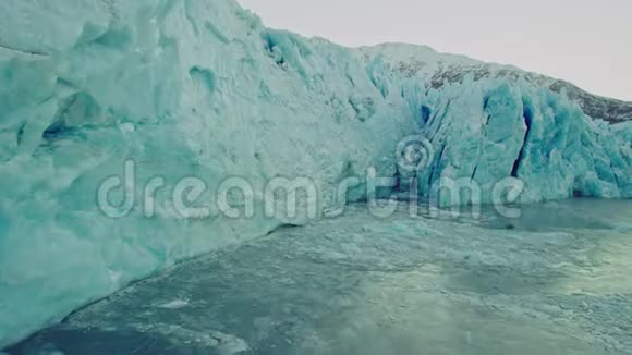 在阿拉斯加的殖民地冰川附近视频的预览图