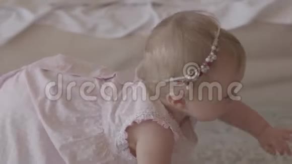 可爱的女婴爬在房子的地板上孩子在家玩可爱的快乐孩子在室内视频的预览图