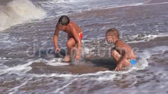海滩暑假狂浪中的孩子视频的预览图