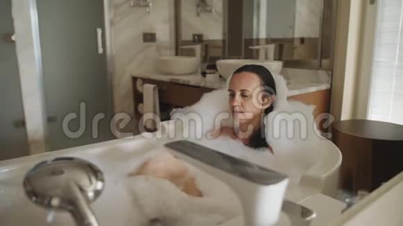 女人洗一个充满泡沫的澡视频的预览图