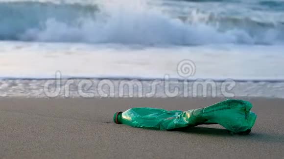 海洋海岸上的塑料瓶覆盖模糊的波浪运动背景日落时间4k视频的预览图