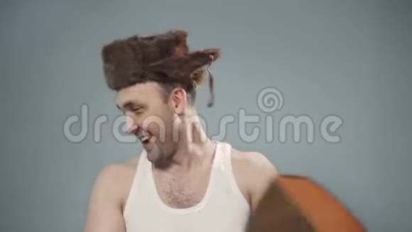 俄罗斯男子与巴拉莱卡喝酒的录像视频的预览图