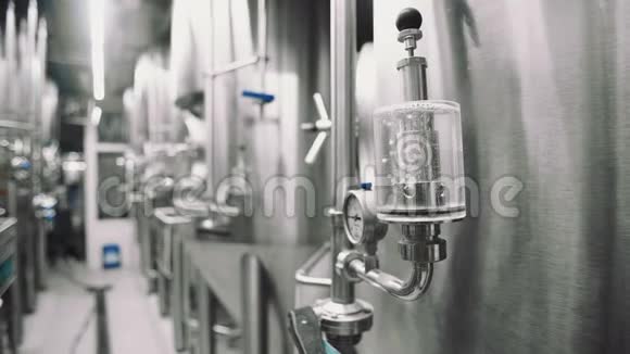 啤酒厂装有啤酒的金属罐视频的预览图