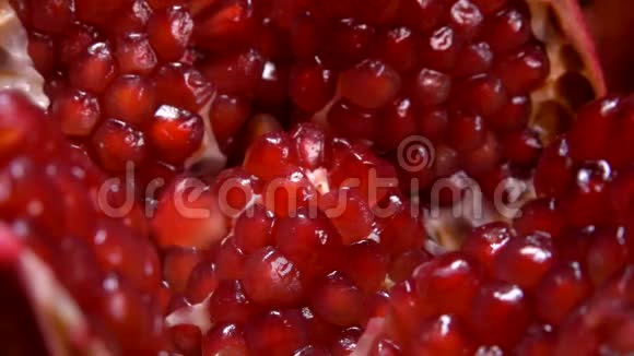 多汁的红石榴籽落在切好的水果上视频的预览图