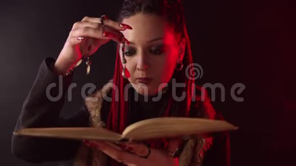 带着魔法书和护身符的女巫在烟雾中视频的预览图