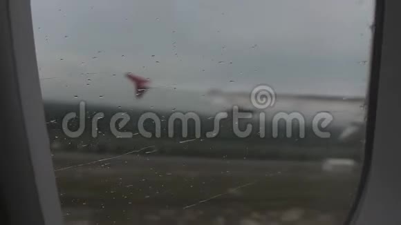 在恶劣的雨天下飞机视频的预览图