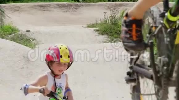 在一所山地自行车学校里一个孩子骑着自行车山丘视频的预览图