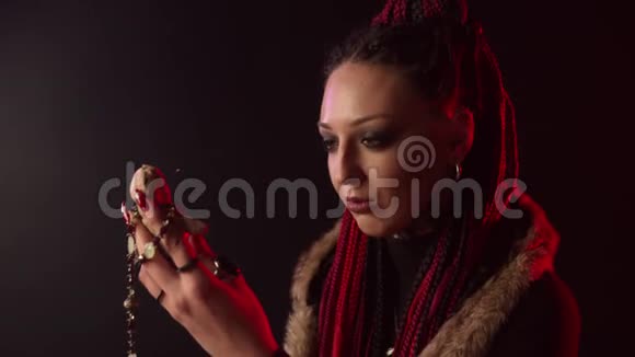 微笑女巫拿着巫毒娃娃用烟针视频的预览图