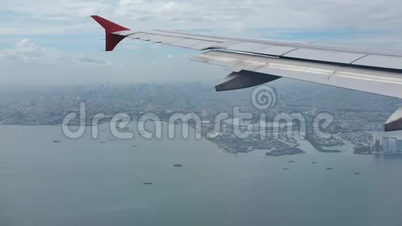 飞机在雅加达市的背景下飞行印度尼西亚视频的预览图