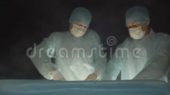 两名外科医生使用现代方法进行手术并用液氮和冷冻疗法臭氧进行治疗视频的预览图