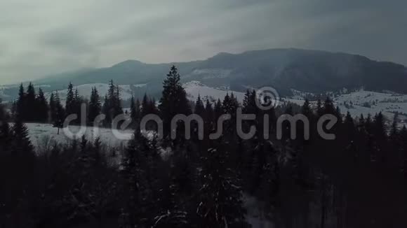 冬季景观雪山空中俯瞰视频的预览图