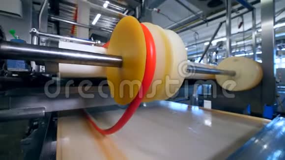 螃蟹棒的未切割材料正沿着机器移动视频的预览图