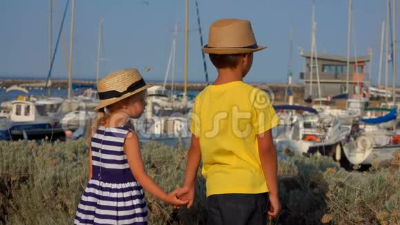 小男孩和小女孩正在寻找游艇视频的预览图