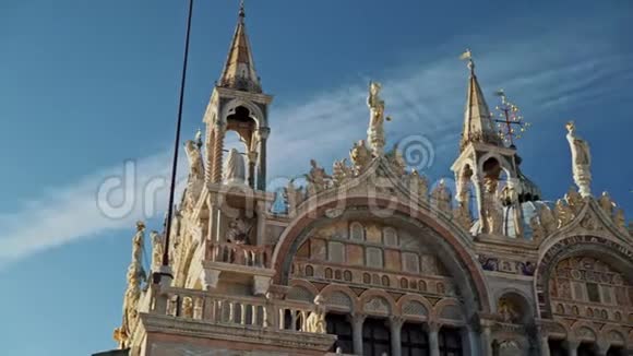 从左到右的平底锅实时中镜头的外观圣马可大教堂在威尼斯大教堂坐落在视频的预览图