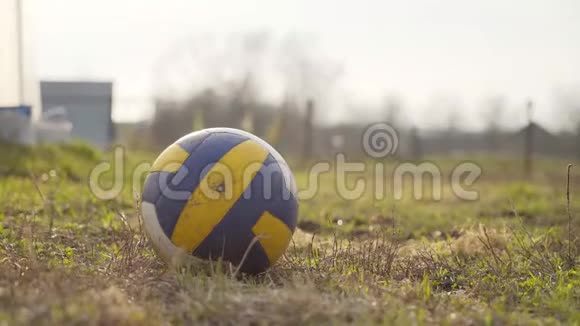 球落在地上视频的预览图