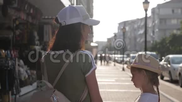 年轻的母亲和女儿一起在热带度假胜地度假生活方式在夏天旅行视频的预览图